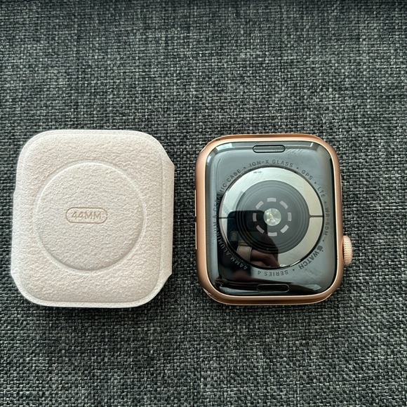 Apple Watch Series 4 44mm Rose gold - Picture 2 of 6